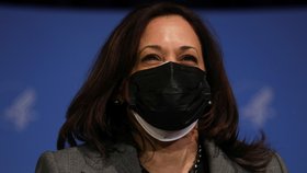 Viceprezidentka Kamala Harris nosí přes respirátor roušku