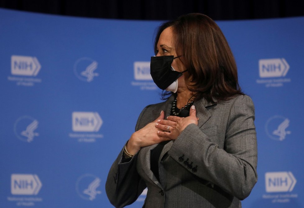 Viceprezidentka Kamala Harris nosí přes respirátor roušku