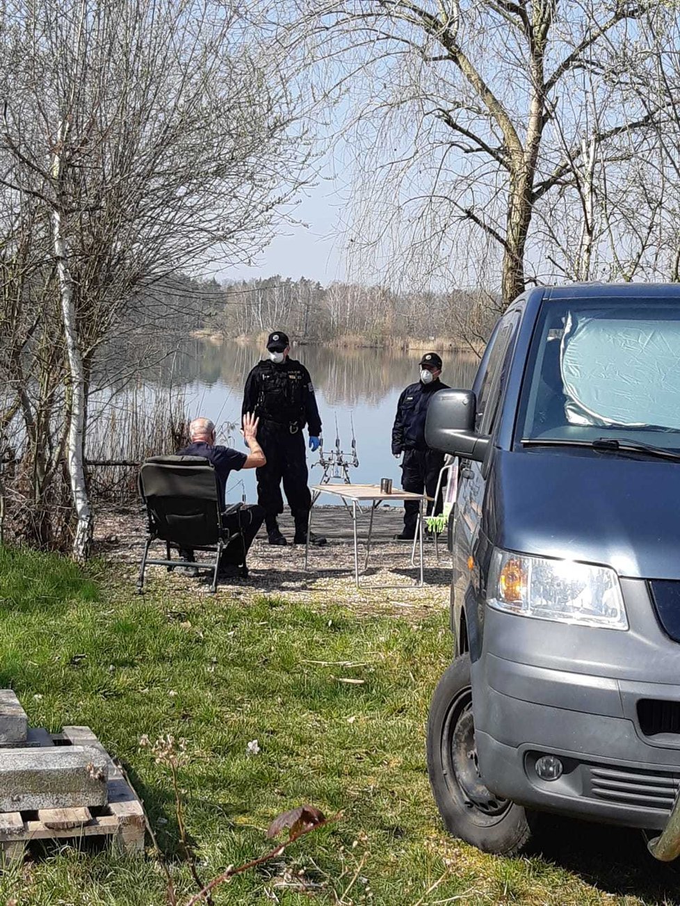 Policie v Lázních Bohdaneč měla plné ruce práce s nudisty, navíc bez roušek.