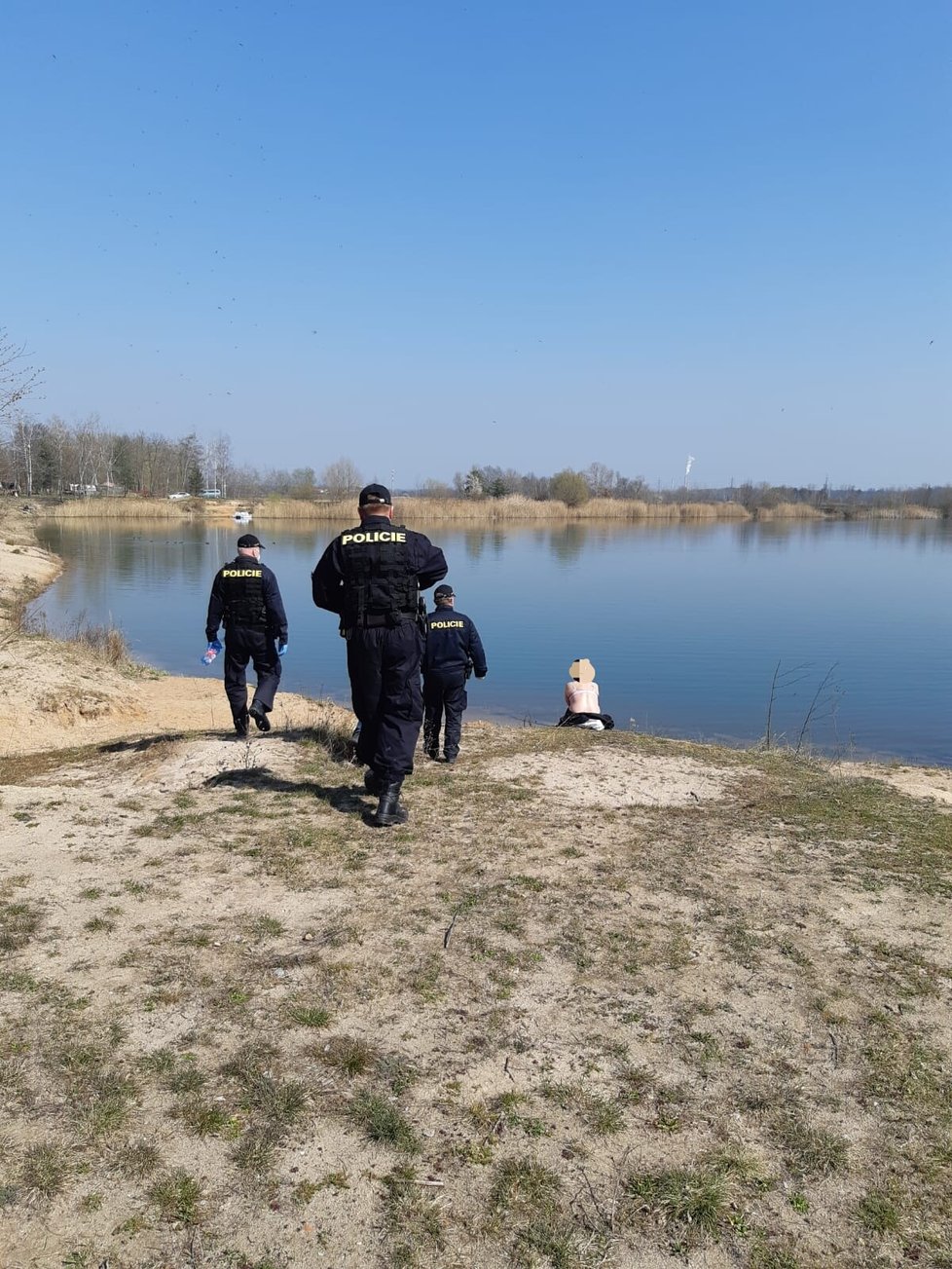 Policie v Lázních Bohdaneč měla plné ruce práce s nudisty, navíc bez roušek.