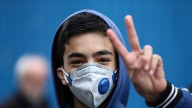 Lidé mají kvůli koronaviru roušky i v íránské metropoli Teheránu (20. 2. 2020).