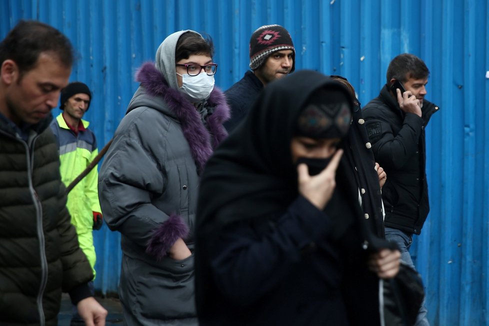 Lidé mají kvůli koronaviru roušky i v íránské metropoli Teheránu. (20. 2. 2020)