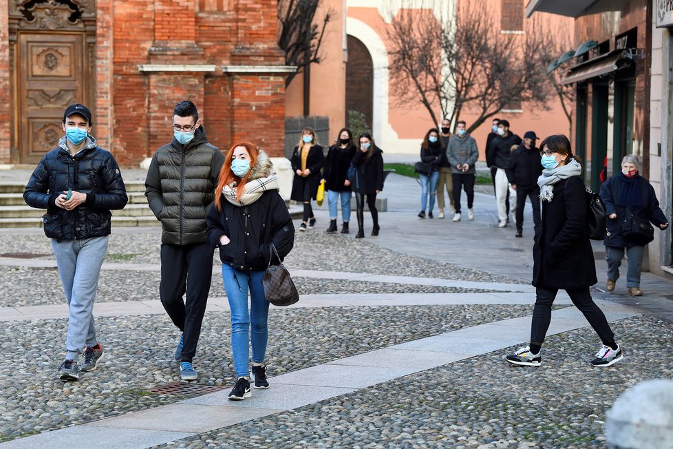 Roušky se staly neodmyslitelnou součástí pandemie koronaviru.