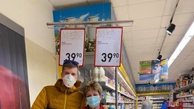 Distribuce roušek v Litovli v režii dobrovolníků (16. 3. 2020)