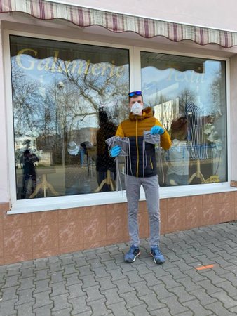 Distribuce roušek v Litovli v režii dobrovolníků (16. 3. 2020)