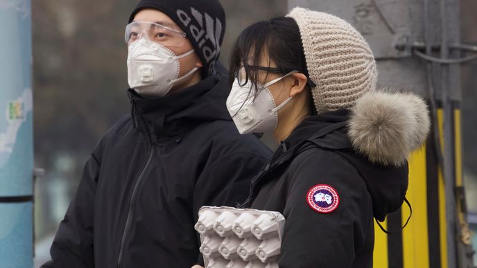 Součástí každodenního života v Pekingu se staly chirurgické roušky