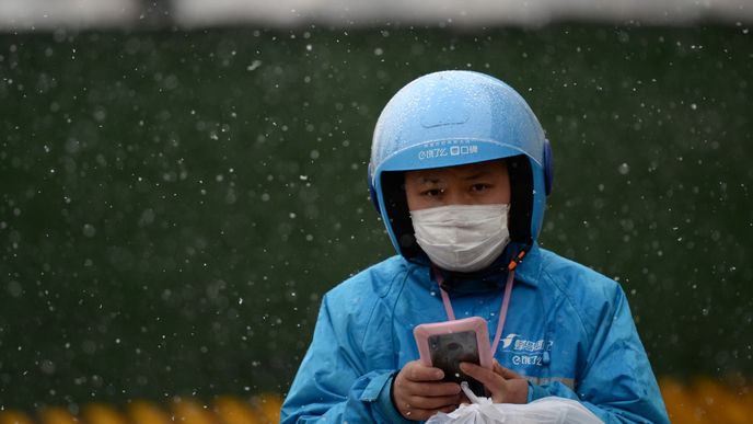 Součástí každodenního života v Pekingu se staly chirurgické roušky