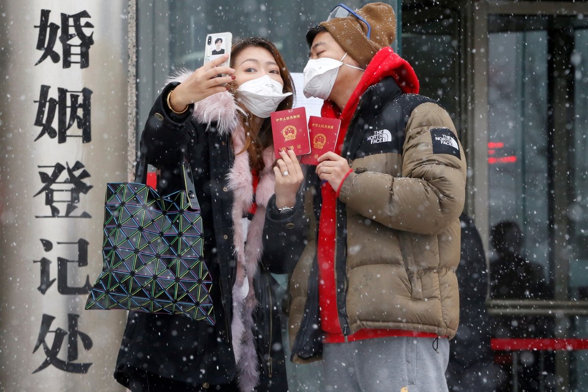 Součástí každodenního života v Pekingu se staly chirurgické roušky