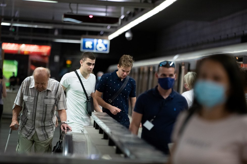 Řada lidí v metru roušku nesundá. Najdou se ale i výjimky (15.9.2020).