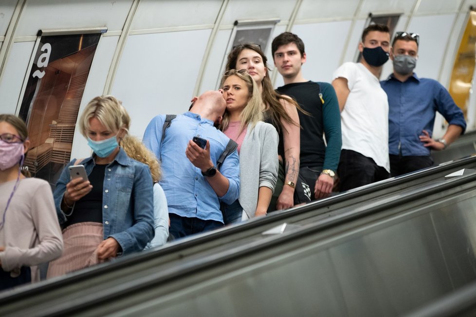 Řada lidí v metru roušku nesundá. Najdou se ale i výjimky (15.9.2020)