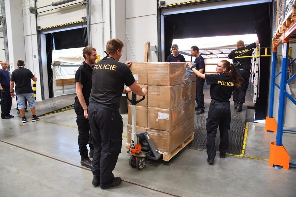 Česká pošta společně s hasiči a policií distribuuje roušky a respirátory.