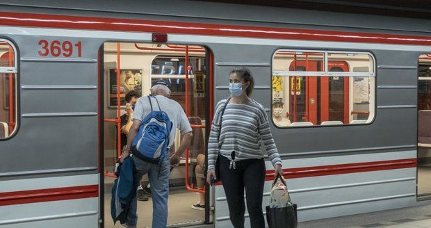 Povinnost nosit roušky v metru řada lidí ignoruje. Strážníci načapají denně desítky lidí bez nich