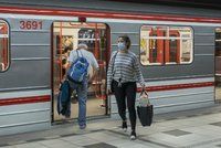 Povinnost nosit roušky v metru řada lidí ignoruje. Strážníci načapají denně desítky lidí bez nich