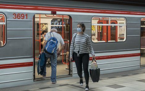 Roušky v pražském metru zůstávají povinné