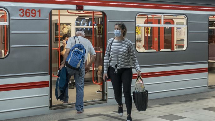 Roušky v pražském metru zůstávají povinné