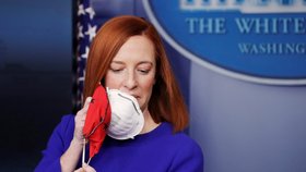 Tisková mluvčí Bílého domu Jen Psaki nosí respirátor i roušku