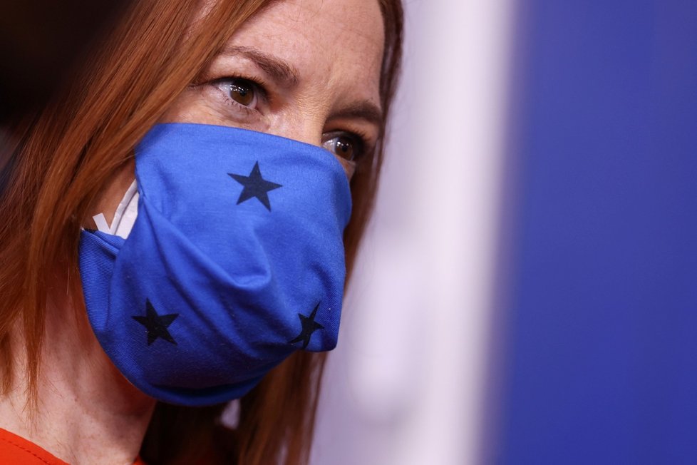 Tisková mluvčí Bílého domu Jen Psaki nosí respirátor i roušku