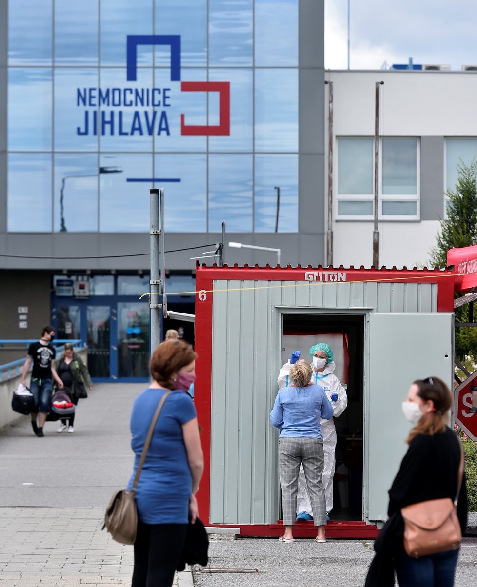 Kvůli přibývajícím případům koronaviru se na Jihlavsku vrátila povinnost nošení roušek. (13. 7. 2020)