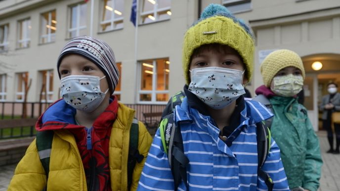 Zhruba po měsíční pauze kvůli opatřením proti koronaviru se do lavic vrátili žáci prvních a druhých tříd. Roušky nosí povinně i při vyučování.