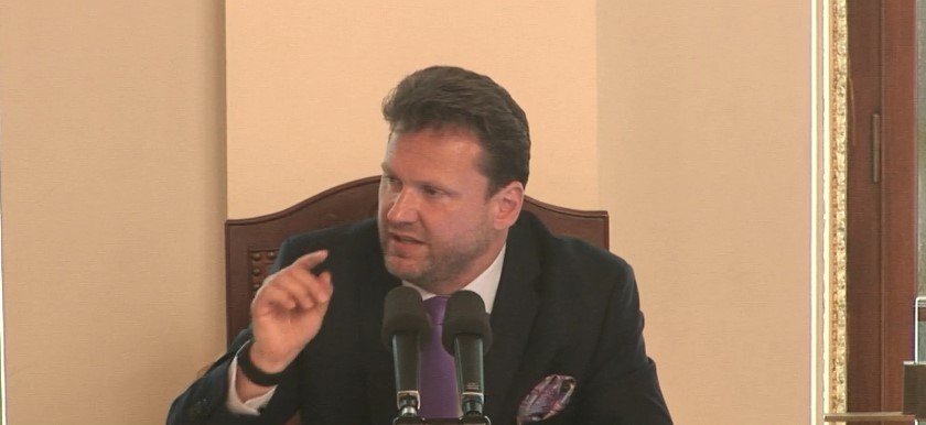 Roušku odložil i předseda Sněmovny Radek Vondráček (ANO) (26. 5. 2020)