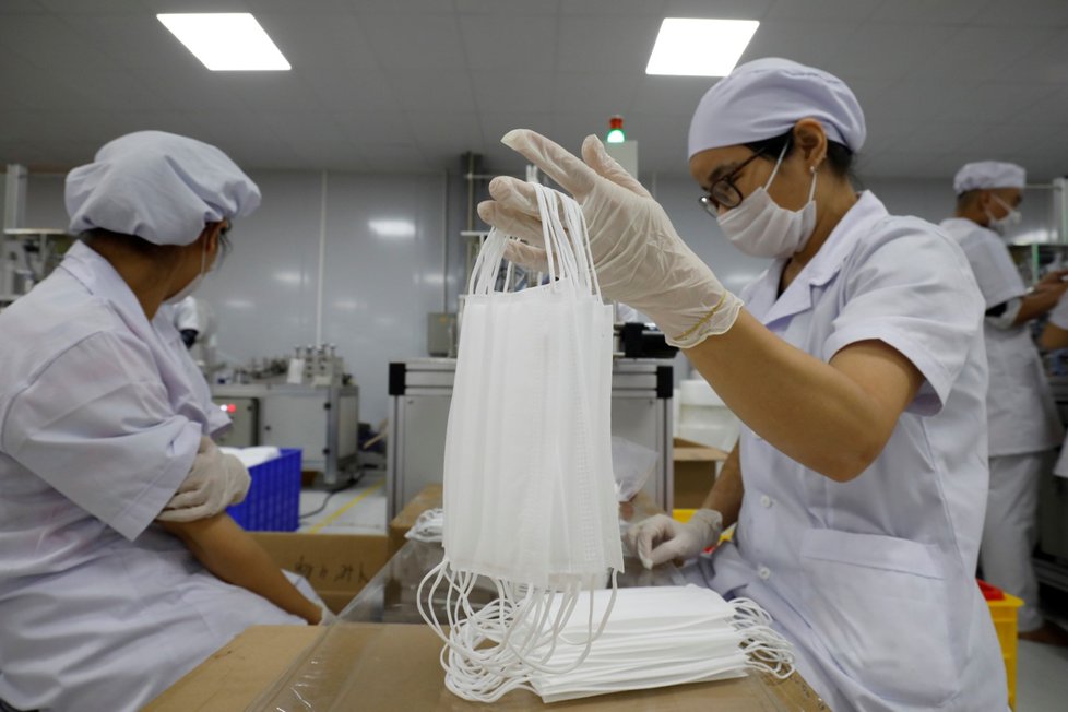 Koronavirus ve Vietnamu: Během vyrábění roušek musí všichni zaměstnanci nosit ochranné oblečení (6. 8. 2020).