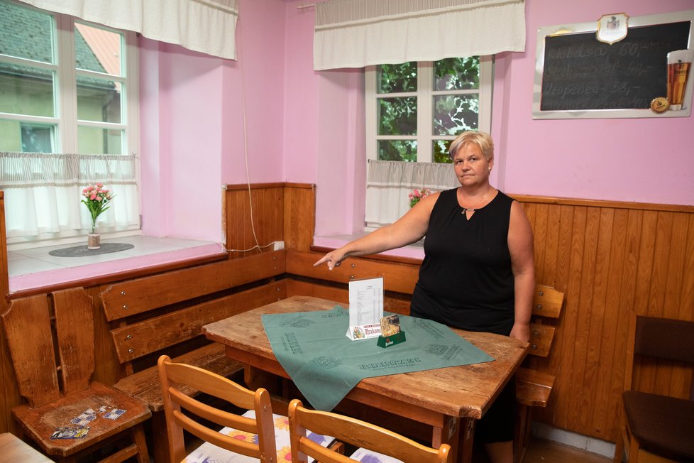 Hospodská Alena Čmelíková ukazuje stolek, kde Karel Šťovíček seděl v osudný večer se zavražděnou Lucií J.
