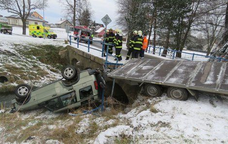 Rover skončil v potoce.