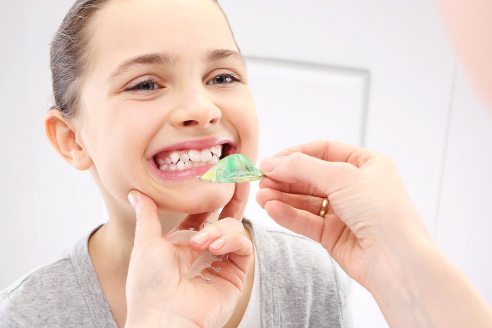 Péči o mléčné zuby se nevyplatí zanedbávat. Ovlivňují i růst trvalého chrupu