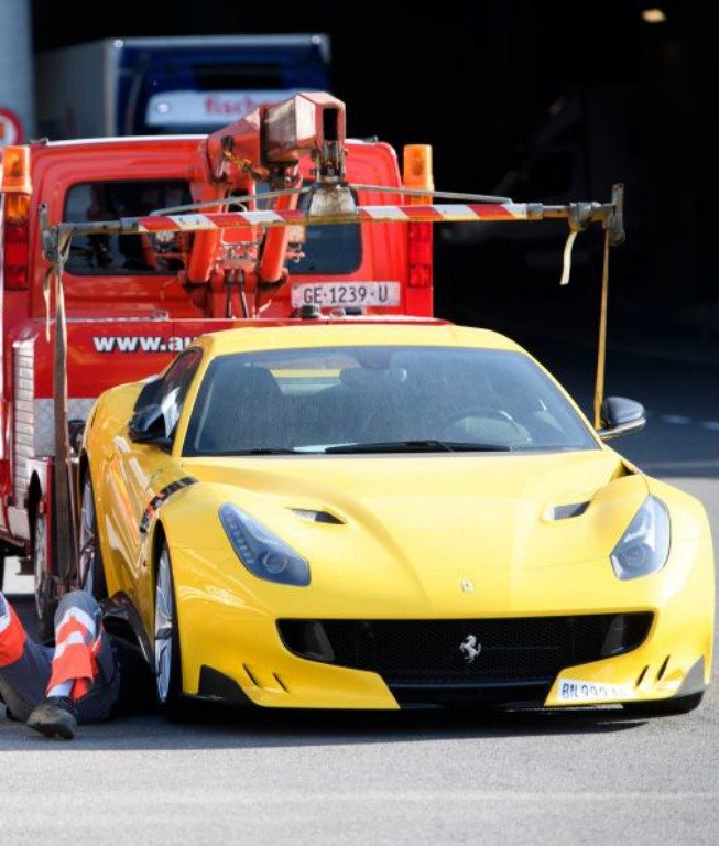Teodorin Obiang vlastnil (vlastní) několik vozů Ferrari.