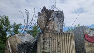 Praha postaví repliku zřícené plastiky u Barrandovského mostu. Vyjde na 13 milionů Praha postaví repliku zřícené plastiky u Barrandovského mostu. Vyjde na 13 milionů