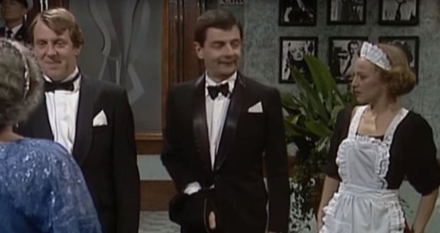 Rowan Atkinson se jako Mr. Bean setkal s britskou královnou. Uvítal ji s rozepnutým poklopcem.