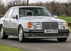 Rowan Atkinson prodává nenápadný, ale pěkně výkonný Mercedes-Benz 500 E 