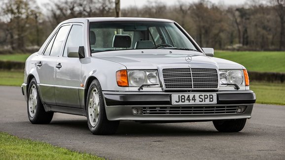 Rowan Atkinson prodává nenápadný, ale pěkně výkonný Mercedes-Benz 500 E 