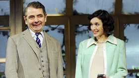 Rowan Atkinson žije se svojí přítelkyní Louise Ford. S tou se seznámil během divadelní hry, kde oba hrají.
