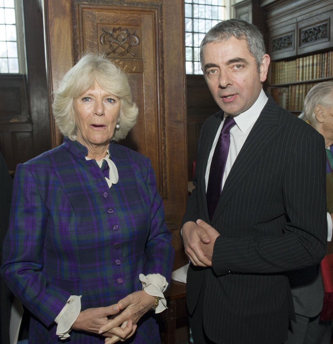 Vévodkyně z Cornwallu Camilla se setkala s hercem Rowanem Atkinsonem při otevření nové královské koleje u Oxfordské univerzity.