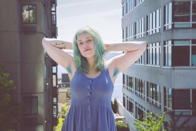 Americká kadeřnice a blogerka Roxie Hunt je jednou z žen, které si zamilovaly trend barvení chlupů v podpaží.