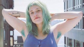 Americká kadeřnice a bloggerka Roxie Hunt je jednou z žen, které si zamilovaly trend barvení chlupů v podpaží
