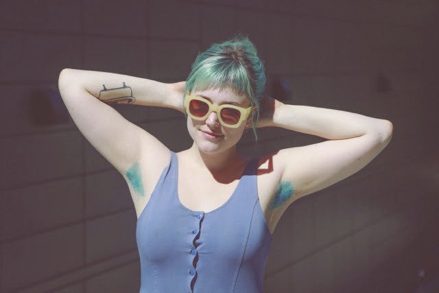 Americká kadeřnice a bloggerka Roxie Hunt je jednou z žen, které si zamilovaly trend barvení chlupů v podpaží