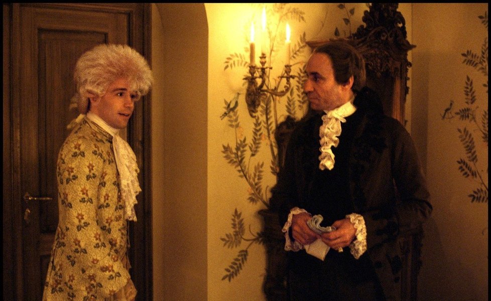 Tom Hulce a Roy Dotrice ve filmu Amadeus, za jehož kostýmy dostal Pištěk Oscara.
