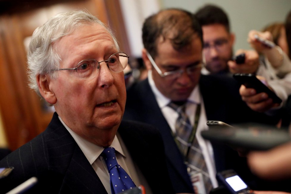 Vůdce republikánské většiny v Senátu Mitch McConnell Moora vyzval, aby se kandidatury vzdal, pokud Corfmanová hovořila pravdu.