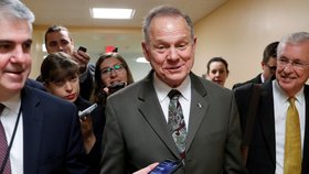 Republikánský favorit voleb do Senátu v Alabamě Roy Moore má problém. Byl obviněn ze sexuálního obtěžování 14leté dívky.
