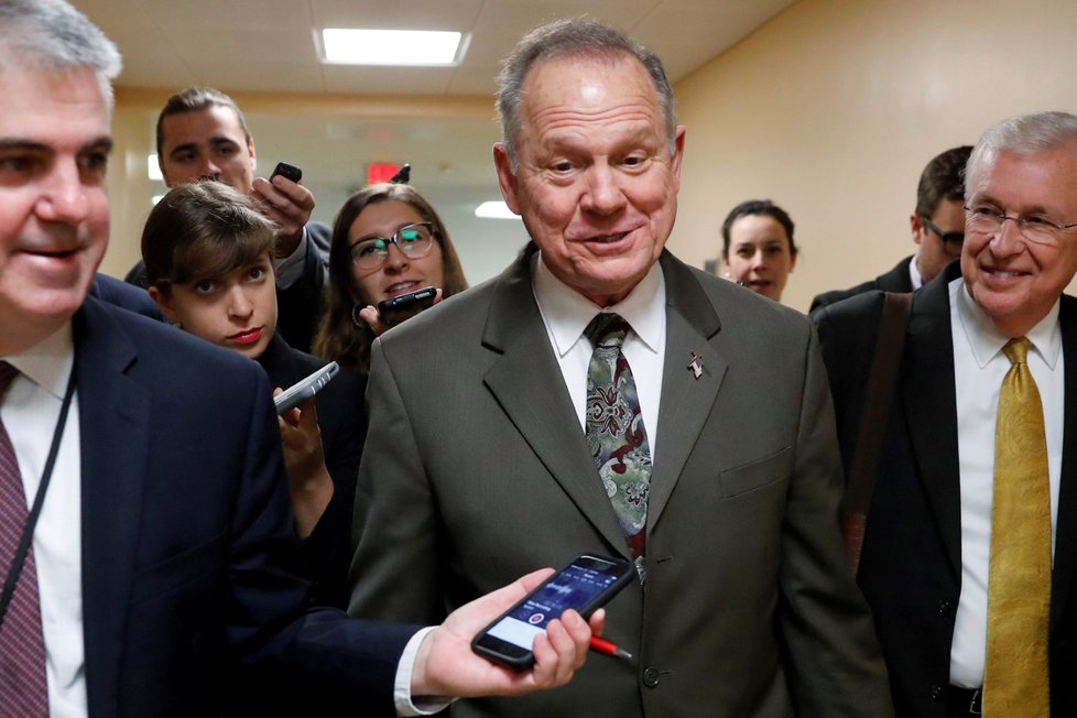 Republikán Roy Moore má také problém. Byl obviněn ze sexuálního obtěžování 14leté dívky.