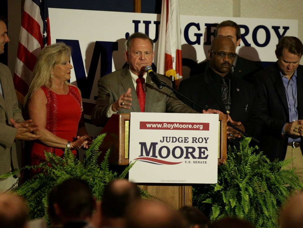 Republikánský favorit voleb do Senátu v Alabamě Roy Moore má problém. Byl obviněn ze sexuálního obtěžování 14leté dívky.