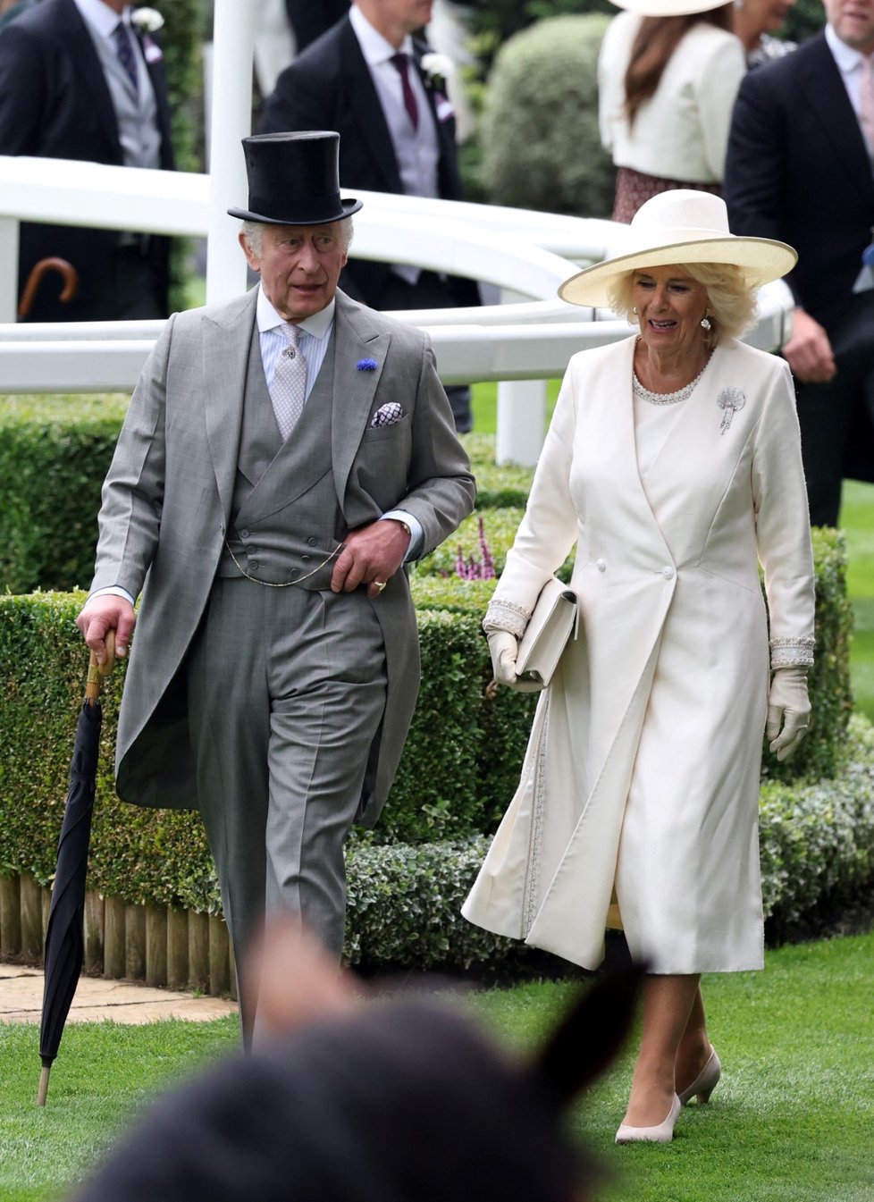 Král a královna na zahájení koňských závodů Royal Ascot