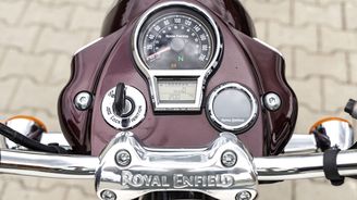 Analogový rychloměr nebo spínací skříňka jsou hodně retro. Malý LCD displej ukazuje nejnutnější údaje a kulatá obrazovka vpravo dole patří navigaci Tripper. Analogový rychloměr nebo spínací skříňka jsou hodně retro. Malý LCD displej ukazuje nejnutnější údaje a kulatá obrazovka vpravo dole patří navigaci Tripper.