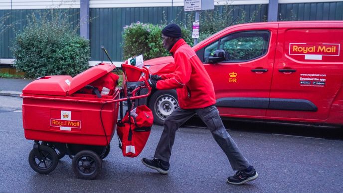 Britská poštovní společnost Royal Mail, nad kterou v loňském roce získala kontrolu skupina EP Group českého podnikatele Daniela Křetínského, je na pokraji kolapsu. Britská poštovní společnost Royal Mail, nad kterou v loňském roce získala kontrolu skupina EP Group českého podnikatele Daniela Křetínského, je na pokraji kolapsu.