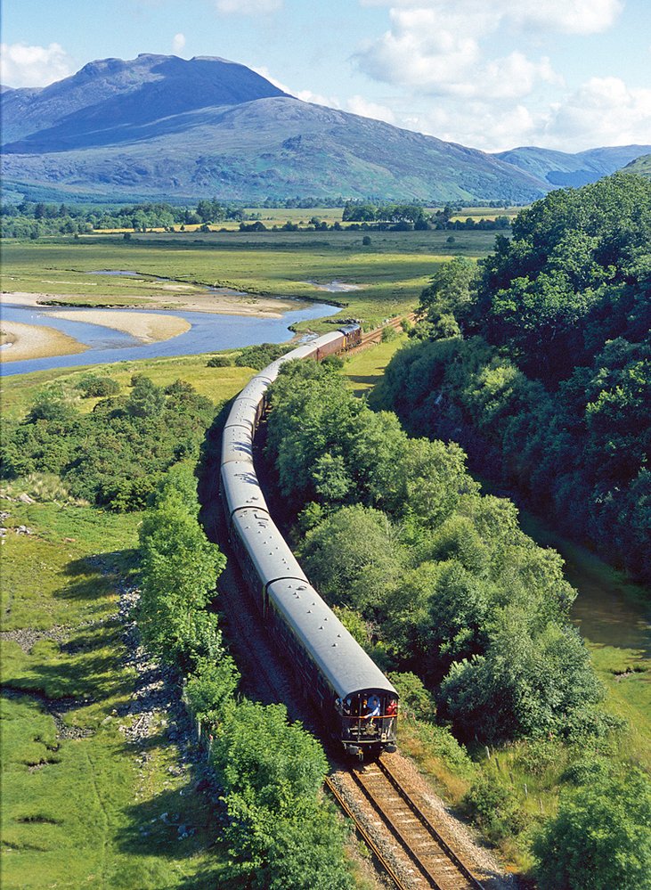 Vlak Royal Scotsman putuje okolo hradů, pamětihodností a ikonických palíren whisky