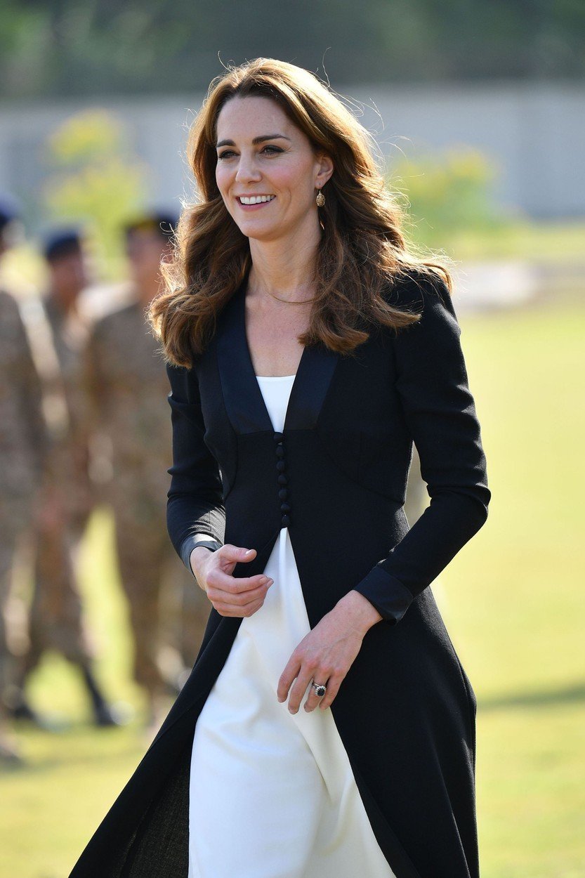 Islamabad, Pakistan. The Duke and Duchess of Cambridge during a visit to the recently opened Army Canine Centre in Islamabad, Pakistan, on the final day of their Royal Tour . Picture by  i-Images / Pool,Image: 477622021, License: Rights-managed, Restrictions: UK OUT.  End users shall not licence, sell, transmit, or otherwise distribute any photographs represented by eyevine, to any third party. Contact eyevine for more information: Tel: +44 (0) 20 8709 8709 Email: info@eyevine.com, Model Release: no, Credit line: Profimedia