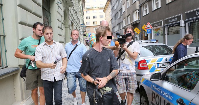 Muži se podařilo vysmeknout polictům.