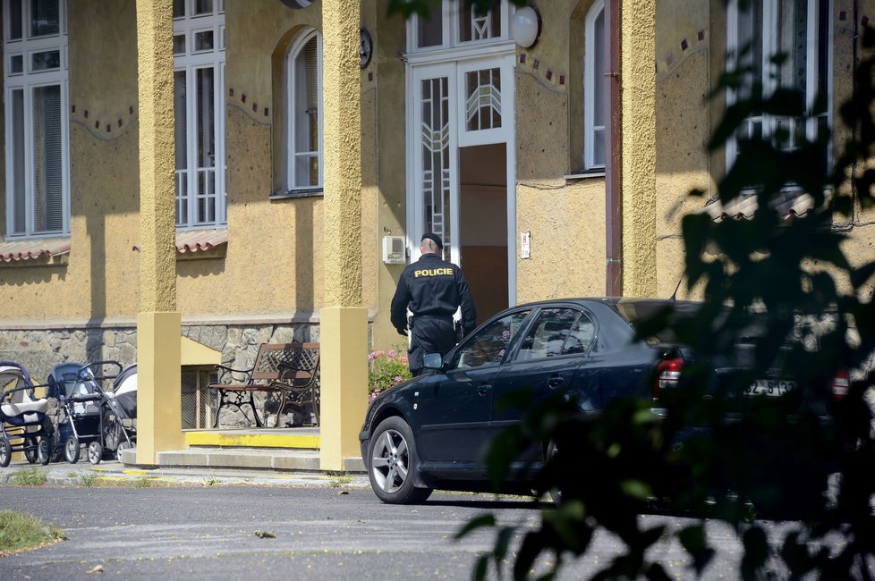 Před kojeneckým ústavem hlídkovali policisté